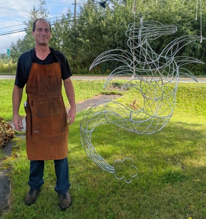 Photo d'Éric Guay, sculpteur du dragon Auxo